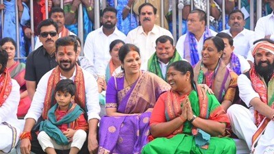 <p>ధీరత్వమే దైవత్వంగా మారిన చారిత్రక సత్యం మేడారం మహోత్సవం అని రేవంత్ రెడ్డి గుర్తుచేశారు. గుడి లేని తల్లులను గుండెనిండా నింపుకొని జరుపుకొనే అతిపెద్ద మేడారం జాతర కోసం చేపట్టిన అభివృద్ధి పనులు పూర్తిగా సంతృప్తినిచ్చాయన్నారు.</p> 