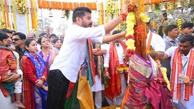 <p>ఆదివాసీ వీరవనితలు సమ్మక్క, సారలమ్మలు కొలువైన మేడారం పుణ్యక్షేత్రం.. జంపన్న వాగులో నిరంతరం నీరు ప్రవహించే విధంగా రామప్ప - లక్నవరం నుంచి పైప్‌లైన్ ద్వారా నీటిని తరలిస్తామని ముఖ్యమంత్రి రేవంత్ రెడ్డి అంతకుముందు చెప్పారు. అలాగే ఈ పుణ్యక్షేత్రాన్ని తిరుమల - తిరుపతి, కుంభమేళాలను తలపించేలా ప్రతినిత్యం భక్తులు సందర్శించే విధంగా మేడారం ఆలయ ప్రాంతాన్ని అభివృద్ధి చేస్తామని వెల్లడించారు.</p> 