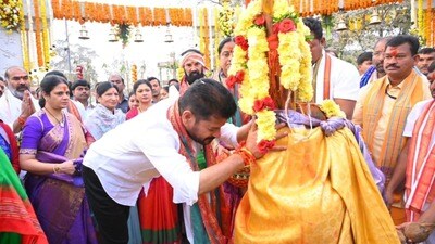 <p>మేడారంలో సీఎం రేవంత్ రెడ్డితోపాటుగా పలువురు మంత్రులు, ఎమ్మెల్యేలు, ఇతర ప్రజాప్రతినిధులు పాల్గొన్నారు.</p> 