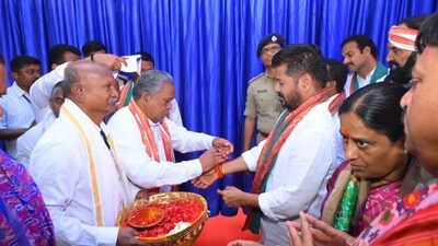 <p>మేడారం ఆలయ పునరుద్ధరణ చేపట్టడం తనకు జీవితకాలం గుర్తుండిపోయే సందర్భమని రేవంత్ రెడ్డి అన్నారు. జీవితకాలంలో ప్రజలకు ఏమైనా ఉపయోగపడే పని చేశామా అని వెనక్కి తిరిగి చూసుకున్నప్పుడు సంతృప్తినిచ్చే ఘట్టం ఇది అన్నారు. జీవితాంతం గుర్తుండిపోయే అరుదైన అవకాశం అని చెప్పారు.</p> 