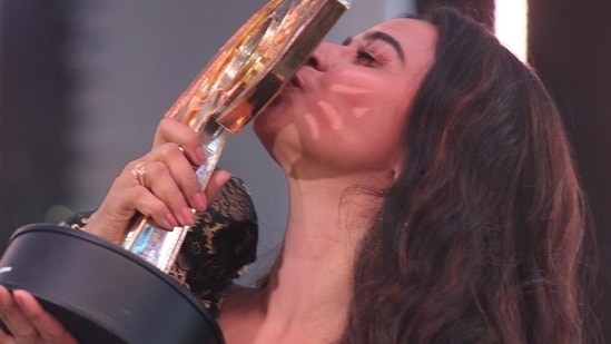 Bigg Boss Tamil 9 winner: Divya Ganesh kissing her hard earned trophy on Vijay Sethupathi-hosted show.