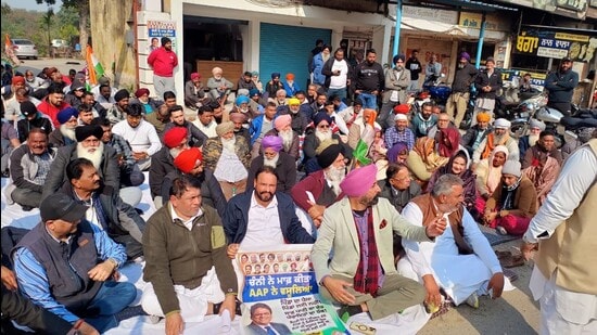 Congress leaders and workers staged a protest at Nakodar alleging the state government of committing financial and administrative fraud in the name of rural development. (HT Photo)