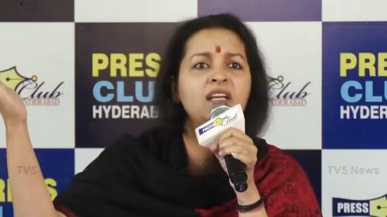 మీడియాకు ఉగ్రరూపం చూపించిన రేణు దేశాయ్.. కుక్కల గురించి మాట్లాడితే పవన్ కల్యాణ్, మా పిల్లల చావు అంటారేంటంటూ..