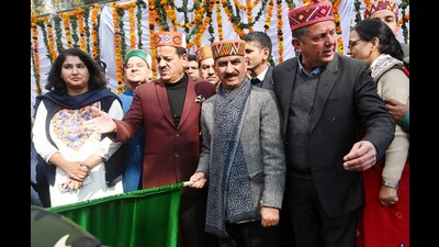 Chief minister Sukhvinder Singh Sukhkhu flagging off the procession of various cultural groups during the inauguration of Winter carnival festival at Manali on Tuesday. (Aqil Khan /HT) Chief minister Sukhvinder Singh Sukhkhu flagging off the procession of various cultural groups during the inauguration of Winter carnival festival at Manali on Tuesday. (Aqil Khan /HT)