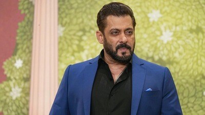<p>హిందీ చిత్ర పరిశ్రమలో దిగ్గజ స్టార్లలో ఒకరైన సల్మాన్ ఖాన్ ఈ జాబితాలో 9వ స్థానంలో ఉన్నాడు. డిసెంబరులో బిగ్ బాస్ 19, బర్త్ డే, బ్యాటిల్ ఆఫ్ గాల్వాన్ తో సల్మాన్ వార్తల్లో నిలిచారు. </p> <p>హిందీ చిత్ర పరిశ్రమలో దిగ్గజ స్టార్లలో ఒకరైన సల్మాన్ ఖాన్ ఈ జాబితాలో 9వ స్థానంలో ఉన్నాడు. డిసెంబరులో బిగ్ బాస్ 19, బర్త్ డే, బ్యాటిల్ ఆఫ్ గాల్వాన్ తో సల్మాన్ వార్తల్లో నిలిచారు. </p>