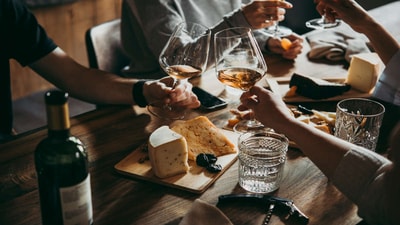 Polish your hosting skills with this classic wine-cheese pairing cheat sheet (Photo: X) Polish your hosting skills with this classic wine-cheese pairing cheat sheet (Photo: X)