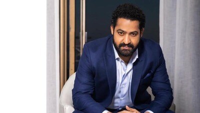 <p>సౌత్ సూపర్ స్టార్ జూనియర్ ఎన్టీఆర్ ఈ జాబితాలో 8వ స్థానంలో నిలిచారు. అయితే, తన మొదటి హిందీ చిత్రం వార్ 2.. ఎన్టీఆర్ కు ఆశించిన గుర్తింపు ఇవ్వలేదు. </p> <p>సౌత్ సూపర్ స్టార్ జూనియర్ ఎన్టీఆర్ ఈ జాబితాలో 8వ స్థానంలో నిలిచారు. అయితే, తన మొదటి హిందీ చిత్రం వార్ 2.. ఎన్టీఆర్ కు ఆశించిన గుర్తింపు ఇవ్వలేదు. </p>