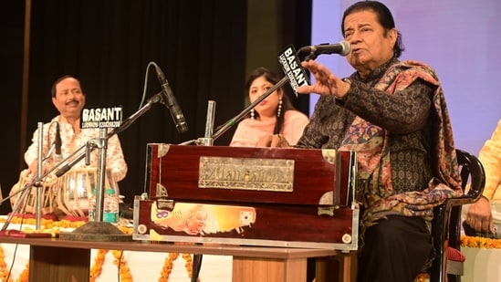 Anup Jalota performing at Bhatkhande Sanskriti Vishwavidyalaya (Photo: HT)