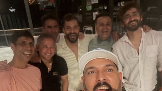 What a selfie featuring Yuvraj, Sehwag, Nehra and Agarkar (Angad Bedi - Instagram)