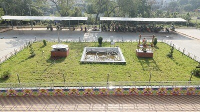 <p>మంగళగిరి రైల్వే స్టేషన్ ముందు చేనేత కార్మికురాలు మగ్గం నేస్తున్నట్లు ఏర్పాటు చేసిన విగ్రహం మరో ప్రధాన ఆకర్షణగా నిలిచింది. ఆధునీకరించిన వసతులతో కూడిన ఈ రైల్వే స్టేషన్ త్వరలోనే అందుబాటులోకి రానుంది.</p> <p>మంగళగిరి రైల్వే స్టేషన్ ముందు చేనేత కార్మికురాలు మగ్గం నేస్తున్నట్లు ఏర్పాటు చేసిన విగ్రహం మరో ప్రధాన ఆకర్షణగా నిలిచింది. ఆధునీకరించిన వసతులతో కూడిన ఈ రైల్వే స్టేషన్ త్వరలోనే అందుబాటులోకి రానుంది.</p>
