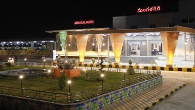 <p>ఎయిర్ పోర్టుల తరహాలో మంగళగిరి రైల్వే స్టేషన్ లుక్ కనిపిస్తోంది. అత్యాధునిక సౌకర్యాలు త్వరలో ప్రయాణికులకు అందుబాటులోకి రానున్నాయి. సర్క్యులేటింగ్ ఏరియా, పార్కింగ్, రియర్ సైడ్ బిల్డింగ్, వీఐపీ లాంజ్ పనులు పూర్తి అయినట్లు రైల్వేశాఖ ప్రకటించింది.</p><p> </p> <p>ఎయిర్ పోర్టుల తరహాలో మంగళగిరి రైల్వే స్టేషన్ లుక్ కనిపిస్తోంది. అత్యాధునిక సౌకర్యాలు త్వరలో ప్రయాణికులకు అందుబాటులోకి రానున్నాయి. సర్క్యులేటింగ్ ఏరియా, పార్కింగ్, రియర్ సైడ్ బిల్డింగ్, వీఐపీ లాంజ్ పనులు పూర్తి అయినట్లు రైల్వేశాఖ ప్రకటించింది.</p><p> </p>