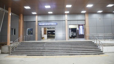 <p>అమృత్ భారత్ స్టేషన్ స్కీమ్” లో భాగంగా రైల్వే శాఖ పలు రైల్వే స్టేషన్లను ఆధునీకరిస్తోంది. ఇందులో భాగంగా ఏపీలోని మంగళగిరి రైల్వే స్టేషన్ రూపురేఖలు పూర్తిగా మారిపోయాయి. ఇప్పటివరకు 95 శాతం పనులు పూర్తయ్యాయి. </p> <p>అమృత్ భారత్ స్టేషన్ స్కీమ్” లో భాగంగా రైల్వే శాఖ పలు రైల్వే స్టేషన్లను ఆధునీకరిస్తోంది. ఇందులో భాగంగా ఏపీలోని మంగళగిరి రైల్వే స్టేషన్ రూపురేఖలు పూర్తిగా మారిపోయాయి. ఇప్పటివరకు 95 శాతం పనులు పూర్తయ్యాయి. </p>