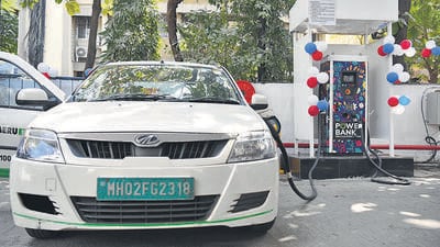 Navi Mumbai, India - Feb. 11, 2022:A motorist charge his electric vehicle at Vashi Fuel Center charging station in Navi Mumbai, India, on Friday, February 11, 2022. (Photo by Bachchan Kumar/ HT PHOTO) (HT PHOTO) Navi Mumbai, India - Feb. 11, 2022:A motorist charge his electric vehicle at Vashi Fuel Center charging station in Navi Mumbai, India, on Friday, February 11, 2022. (Photo by Bachchan Kumar/ HT PHOTO) (HT PHOTO)