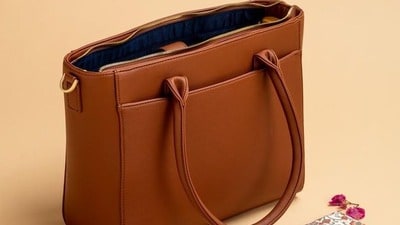 Office Bags Vastu: ఈ వస్తువులను మీ ఆఫీస్ బ్యాగ్లో పెడుతున్నారా? (pinterest) Office Bags Vastu: ఈ వస్తువులను మీ ఆఫీస్ బ్యాగ్లో పెడుతున్నారా? (pinterest)