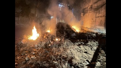 llegally dumped waste in Sector 23A near Tau Devi Lal Park lit on fire as seen on Tuesday. (HT) llegally dumped waste in Sector 23A near Tau Devi Lal Park lit on fire as seen on Tuesday. (HT)