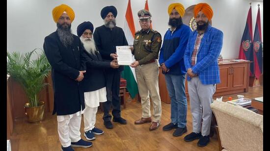 SGPC members submitting a memorandum to the Delhi police commissioner in Delhi on Wednesday. (HT)