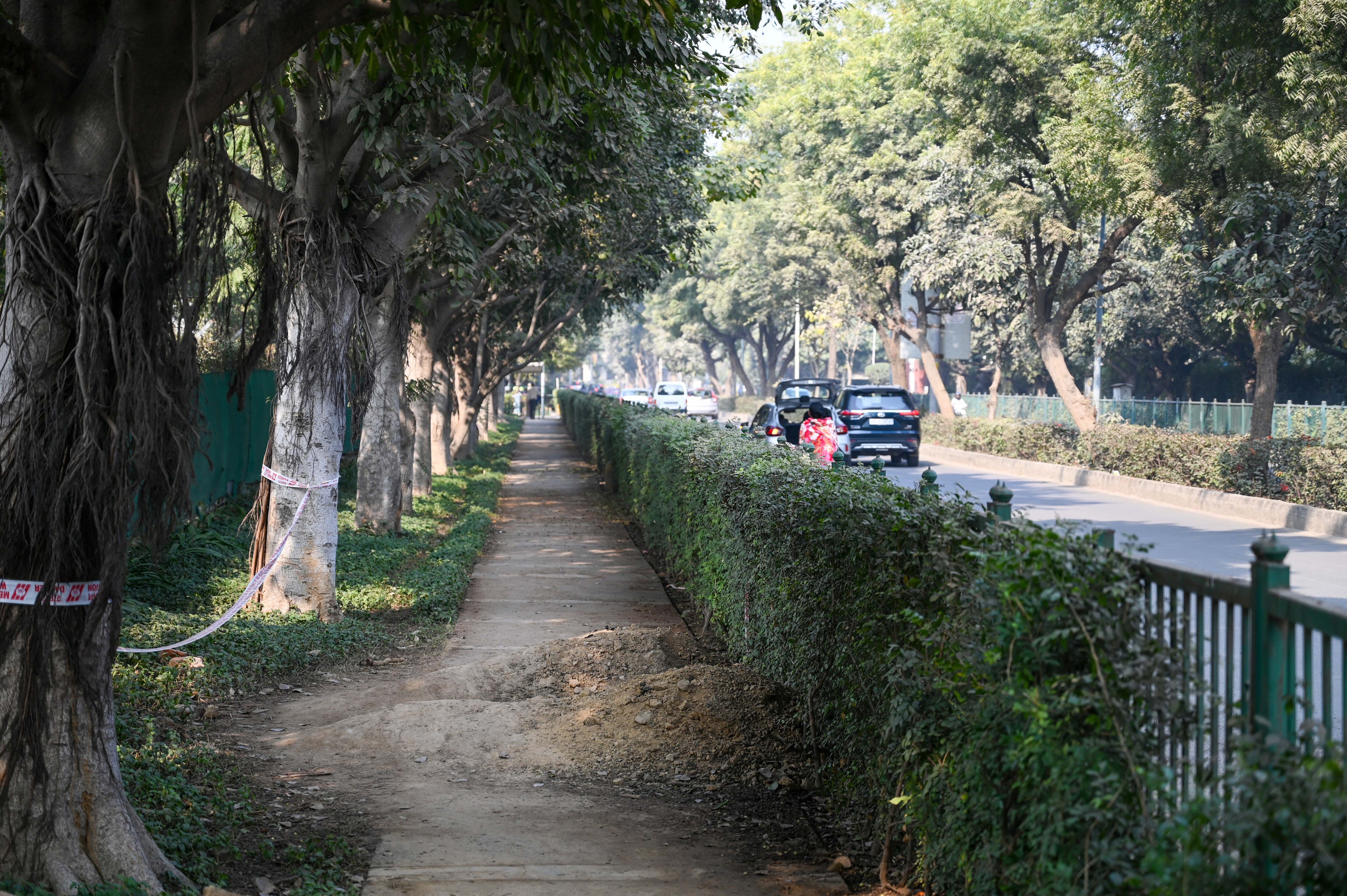 Heaps of dirt on a footpath near The South Close Society in Gurugram, as seen on Tuesday. (Parveen Kumar/HT) Heaps of dirt on a footpath near The South Close Society in Gurugram, as seen on Tuesday. (Parveen Kumar/HT)