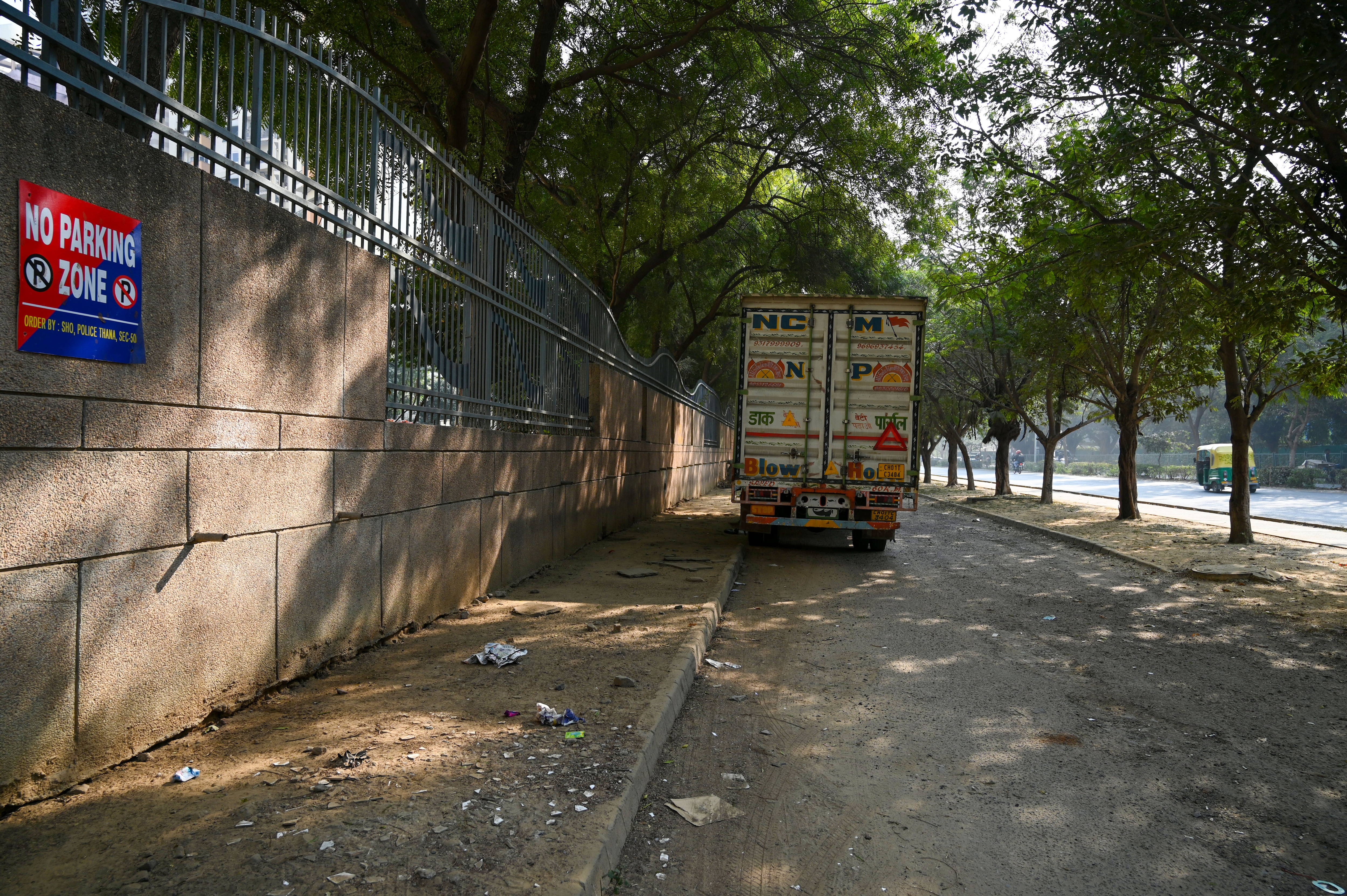 A stretch near the market in Nirvana Country filled with litter, seen on Tuesday. (Parveen Kumar/HT) A stretch near the market in Nirvana Country filled with litter, seen on Tuesday. (Parveen Kumar/HT)