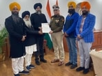 SGPC members submitting a memorandum to the Delhi police commissioner in Delhi on Wednesday. (HT) SGPC members submitting a memorandum to the Delhi police commissioner in Delhi on Wednesday. (HT)