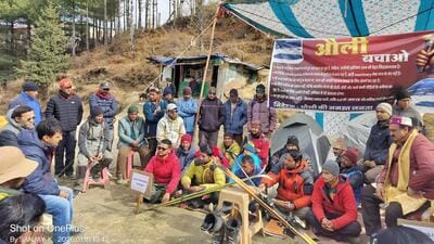 ‘Save Auli’ protest near Jyotirmath in Chamoli, Uttarakhand. (HT Photo) ‘Save Auli’ protest near Jyotirmath in Chamoli, Uttarakhand. (HT Photo)