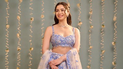 <p>పర్పుల్ క్రీమ్ లెహెంగా - క్రీమ్, పర్పుల్ త్రెడ్ వర్క్ తో కూడిన లెహెంగాలో సారా చాలా అందంగా కనిపిస్తోంది. సారా టెండూల్కర్ లెహంగా లుక్ ఏ పార్టీ ఫంక్షన్ లోనైనా స్టైల్ చేయొచ్చు.</p> <p>పర్పుల్ క్రీమ్ లెహెంగా - క్రీమ్, పర్పుల్ త్రెడ్ వర్క్ తో కూడిన లెహెంగాలో సారా చాలా అందంగా కనిపిస్తోంది. సారా టెండూల్కర్ లెహంగా లుక్ ఏ పార్టీ ఫంక్షన్ లోనైనా స్టైల్ చేయొచ్చు.</p>