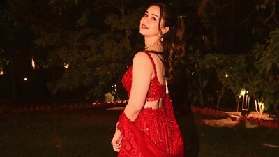 <p>రెడ్ నెట్ లెహెంగా - మీరు పార్టీ ఫంక్షన్ లో మెరిసోవాలనుకుంటే అప్పుడు శక్తివంతమైన ఎరుపు లెహెంగాను స్టైల్ చేయండి. సారా అందంగా నెట్ స్టైల్ లెహెంగా ధరించింది. మీరూ ఇలాగే మెరిసిపోవచ్చు.</p> <p>రెడ్ నెట్ లెహెంగా - మీరు పార్టీ ఫంక్షన్ లో మెరిసోవాలనుకుంటే అప్పుడు శక్తివంతమైన ఎరుపు లెహెంగాను స్టైల్ చేయండి. సారా అందంగా నెట్ స్టైల్ లెహెంగా ధరించింది. మీరూ ఇలాగే మెరిసిపోవచ్చు.</p>