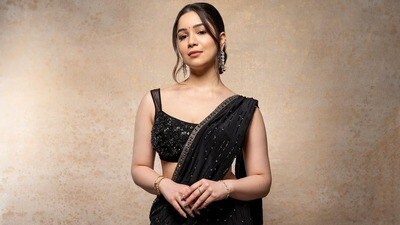 <p>బ్లాక్ చీర - మిర్రర్ వర్క్ తో కూడిన బ్లాక్ కలర్ నెట్ చీర నైట్ పార్టీకి సరైన వేర్. స్లీవ్ లెస్ స్టైలిష్ బ్లౌజ్, చీరల కాంబినేషన్ అందమైన లుక్ ను ఇస్తుంది.</p> <p>బ్లాక్ చీర - మిర్రర్ వర్క్ తో కూడిన బ్లాక్ కలర్ నెట్ చీర నైట్ పార్టీకి సరైన వేర్. స్లీవ్ లెస్ స్టైలిష్ బ్లౌజ్, చీరల కాంబినేషన్ అందమైన లుక్ ను ఇస్తుంది.</p>