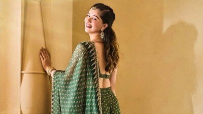 <p>పాలాజో స్కర్ట్ లుక్ - మీరు ఆకుపచ్చ రంగులో ఏదైనా వేసుకోవాలనుకుంటే ప్లాజో స్టైల్ స్కర్ట్ లుక్ ను ట్రై చేయండి. స్లీవ్ లెస్ బ్లౌజ్ తో పాలాజో, దుపట్టా లుక్ ఇలా పర్ఫెక్ట్ గా కనిపిస్తుంది.</p> <p>పాలాజో స్కర్ట్ లుక్ - మీరు ఆకుపచ్చ రంగులో ఏదైనా వేసుకోవాలనుకుంటే ప్లాజో స్టైల్ స్కర్ట్ లుక్ ను ట్రై చేయండి. స్లీవ్ లెస్ బ్లౌజ్ తో పాలాజో, దుపట్టా లుక్ ఇలా పర్ఫెక్ట్ గా కనిపిస్తుంది.</p>