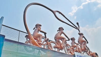 PMC has resurfaced roads, put up installations, wall paintings, graffiti, redesigned dividers and improved signage for ongoing Pune Grand Tour cycle race event. (HT) PMC has resurfaced roads, put up installations, wall paintings, graffiti, redesigned dividers and improved signage for ongoing Pune Grand Tour cycle race event. (HT)