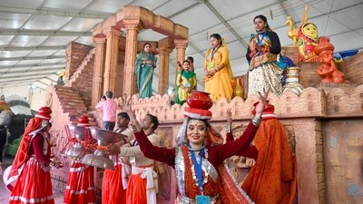 Artists from Uttar Pradesh during the press preview of Republic Day tableaux. (Sanjeev Verma/HT Photo) Artists from Uttar Pradesh during the press preview of Republic Day tableaux. (Sanjeev Verma/HT Photo)