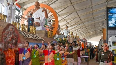 Tableaux artists dance during a press preview of those participating in Republic Day this year. (Sanjeev Verma/HT Photo) Tableaux artists dance during a press preview of those participating in Republic Day this year. (Sanjeev Verma/HT Photo)