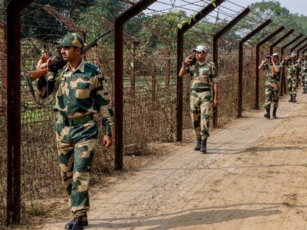 বাংলাদেশ সীমান্ত নিয়ে হাইকোর্টের দ্বারস্থ হলেন প্রাক্তন সেনাকর্তা তথা অবসরপ্রাপ্ত লেফটেন্যান্ট জেনারেল সুব্রত সাহা। (ছবিটি প্রতীকী, সৌজন্যে পিটিআই)