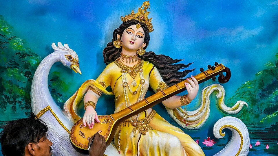 কীভাবে বাঙালির এত আপন সরস্বতী পুজো? কী বলছে বাগদেবী আরাধনার ইতিহাস (PTI)