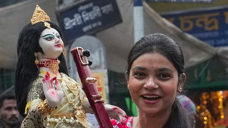পুরোহিত ছাড়াই বাড়িতে সরস্বতী পুজো করতে চান? কীভাবে সব ব্যবস্থা করবেন (PTI)