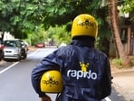 Setting aside that ruling, the division bench held that authorities cannot refuse registration or permits when the Motor Vehicles Act allows two-wheelers to operate as contract carriages.