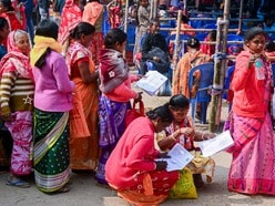 এসআইআরের মধ্যে বিএলওদের ‘ওয়ার্নিং’ নির্বাচন কমিশনের। (ছবিটি প্রতীকী, সৌজন্যে পিটিআই)