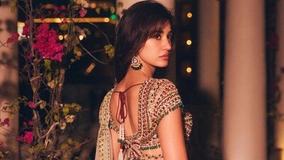 <p>ఈ హాట్ లుక్ లో అతిపెద్ద హైలైట్ దిశా హెవీ బీడెడ్ బ్లౌజ్. ఆకుపచ్చ, బంగారు పూసలతో అలంకరించిన ఈ బ్లౌజ్ చీరకు గ్లామర్ టచ్ ఇస్తుంది. లోతైన నెక్ లైన్, అమర్చిన సిల్హౌట్ ఆమెను ఇంకా బోల్డ్ గా చేస్తోంది. </p> (Instagram/dishapatani) <p>ఈ హాట్ లుక్ లో అతిపెద్ద హైలైట్ దిశా హెవీ బీడెడ్ బ్లౌజ్. ఆకుపచ్చ, బంగారు పూసలతో అలంకరించిన ఈ బ్లౌజ్ చీరకు గ్లామర్ టచ్ ఇస్తుంది. లోతైన నెక్ లైన్, అమర్చిన సిల్హౌట్ ఆమెను ఇంకా బోల్డ్ గా చేస్తోంది. </p> (Instagram/dishapatani)