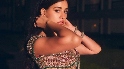 <p>దిశా ఈ గ్లామరస్ దుస్తులతో పాటు లైట్ మేకప్ తో మెరిసిపోయింది. ఈ నేచురల్ మేకప్, చీరతో పర్ఫెక్ట్ బ్యాలెన్స్ ను సృష్టిస్తుంది.</p> (Instagram/dishapatani) <p>దిశా ఈ గ్లామరస్ దుస్తులతో పాటు లైట్ మేకప్ తో మెరిసిపోయింది. ఈ నేచురల్ మేకప్, చీరతో పర్ఫెక్ట్ బ్యాలెన్స్ ను సృష్టిస్తుంది.</p> (Instagram/dishapatani)