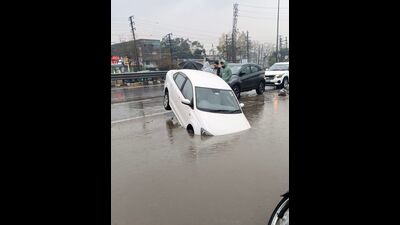 A car stuck on national highway near Basti Jodhewal in Ludhiana on Friday. (Gurpreet Singh/HT) A car stuck on national highway near Basti Jodhewal in Ludhiana on Friday. (Gurpreet Singh/HT)