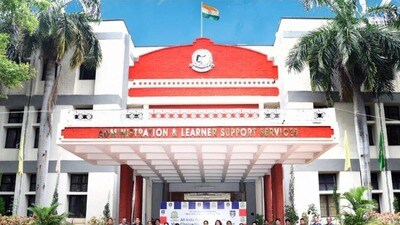 <p>కోర్సు పూర్తి చేయలేని పాత విద్యార్థులు… వారు కోర్సు పూర్తి చేసుకోవడానికి ప్రత్యేక అవకాశం కల్పిస్తున్నామని విద్యార్థి సేవల విభాగం డైరెక్టర్‌ డా.వై.వెంకటేశ్వర్లు ఓ ప్రకటన విడుదల చేశారు. </p> 