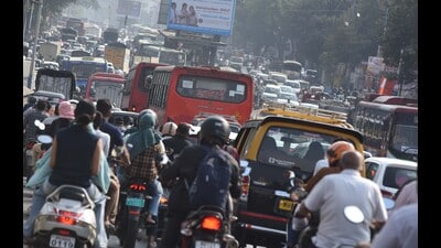 Commuters reported delays running into hours, with many struggling to reach workplaces, hospitals, railway stations and schools. (MAHENDRA KOLHE/HT PHOTO) Commuters reported delays running into hours, with many struggling to reach workplaces, hospitals, railway stations and schools. (MAHENDRA KOLHE/HT PHOTO)