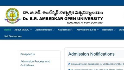 <p>ఈ నిర్ణయంలో భాగంగా…. విద్యాసంవత్సరం 1986 నుంచి 2013 వరకు డిగ్రీ(బీఏ, బీకాం, బీఎస్సీ) బ్యాచ్‌లకు చెందిన విద్యార్థులకు విశ్వవిద్యాలయం స్పెషల్‌ రీఅడ్మిషన్‌ పొందడానికి ప్రత్యేక అవకాశం ఉంటుంది.</p><p> </p> 
