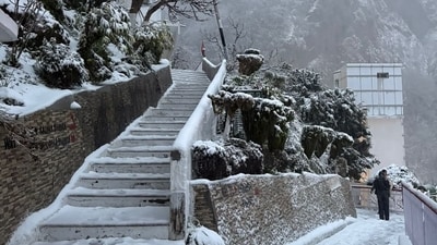 Kashmir received its first major snowfall of the season on Friday, resulting in the closure of Srinagar airport (HT photo) Kashmir received its first major snowfall of the season on Friday, resulting in the closure of Srinagar airport (HT photo)