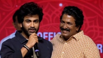 ఒక్క రూపాయి కూడా తీసుకోకుండా మీ సినిమా చేస్తా.. హీరో, ప్రొడ్యూసర్ కలిసుంటే ఏమవుతుందో మేం చూపిస్తాం: శర్వానంద్ కామెంట్స్ ఒక్క రూపాయి కూడా తీసుకోకుండా మీ సినిమా చేస్తా.. హీరో, ప్రొడ్యూసర్ కలిసుంటే ఏమవుతుందో మేం చూపిస్తాం: శర్వానంద్ కామెంట్స్