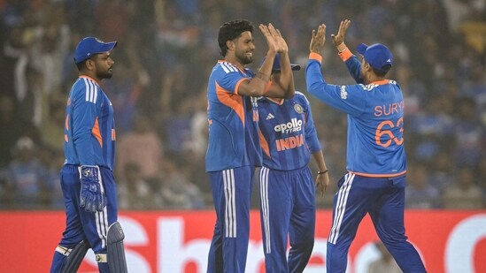 IND vs NZ 2nd T20I लाइव स्कोर: भारत के हर्षित राणा (C) ने न्यूजीलैंड के डेवोन कॉनवे का विकेट लेने के बाद टीम के साथियों के साथ जश्न मनाया। IND vs NZ 2nd T20I लाइव स्कोर: भारत के हर्षित राणा (C) ने न्यूजीलैंड के डेवोन कॉनवे का विकेट लेने के बाद टीम के साथियों के साथ जश्न मनाया।