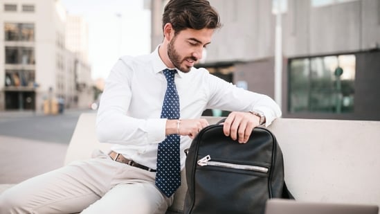 Functional everyday backpack for men designed for comfort, organisation and modern urban lifestyles. (Freepik)