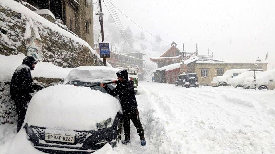 A man removing snow from his vehicle after a fresh spell of snowfall in the tribal district of Lahaul and Spiti on Friday. (Aqil Khan/HT) A man removing snow from his vehicle after a fresh spell of snowfall in the tribal district of Lahaul and Spiti on Friday. (Aqil Khan/HT)