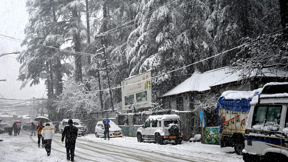 A view of Mall Road in Manali on Friday afternoon. (Aqil Khan/HT) A view of Mall Road in Manali on Friday afternoon. (Aqil Khan/HT)