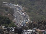 Pune-Mumbai Expressway saw massive traffic jam on Saturday over the Republic Day weekend, as thousands of vehicles headed toward Lonavla, resulting in severe congestion. (HT FILE)