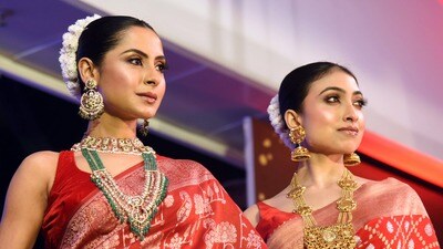 <p>ఇక విశాఖపట్నంలో 10గ్రాముల 22 క్యారెట్ల గోల్డ్ ధర రూ. 1,41,630గాను, 24 క్యారెట్ల పసిడి ధర రూ. 1,54,490ను ఉంది. 100 గ్రాముల సిల్వర్ రేటు రూ. 35,590 ఉంది.</p> (Debajyoti Chakraborty) <p>ఇక విశాఖపట్నంలో 10గ్రాముల 22 క్యారెట్ల గోల్డ్ ధర రూ. 1,41,630గాను, 24 క్యారెట్ల పసిడి ధర రూ. 1,54,490ను ఉంది. 100 గ్రాముల సిల్వర్ రేటు రూ. 35,590 ఉంది.</p> (Debajyoti Chakraborty)